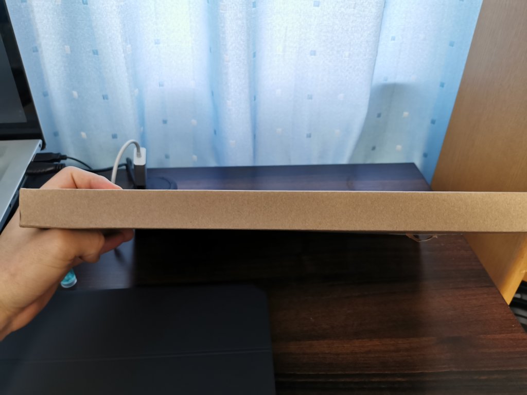 iPad Pro用Magic Keyboardが送られてきた箱の厚さ