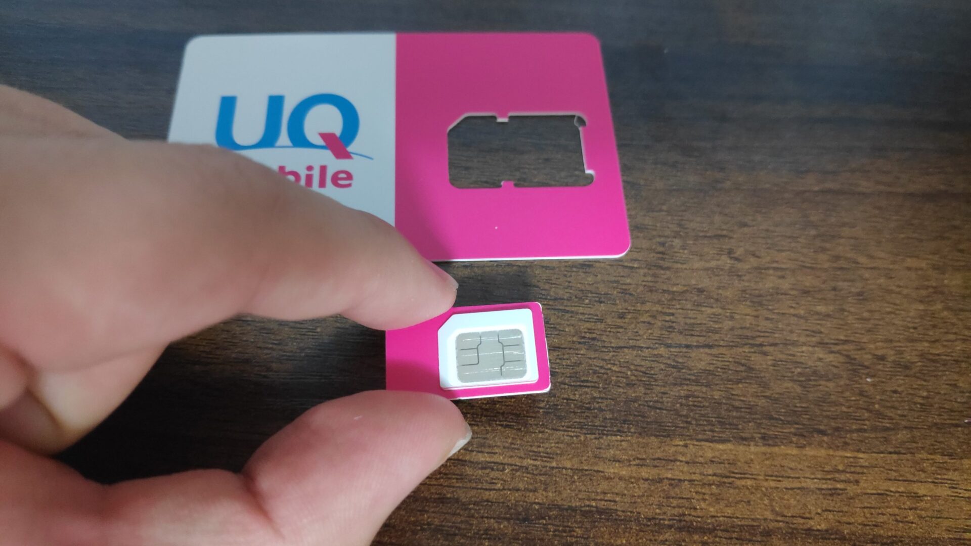UQモバイルのSIMカード(標準サイズ)